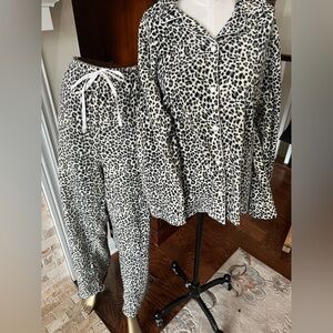 Joan Boyce size 2X like new Vintage Snow Leopard Print Fleece Pajamas